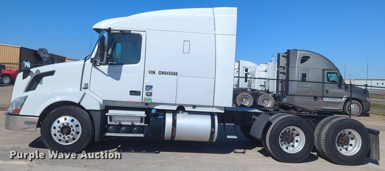 image for item NG9308 2016 Volvo  VNL semi truck