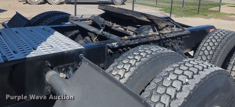 image for item NG9308 2016 Volvo  VNL semi truck