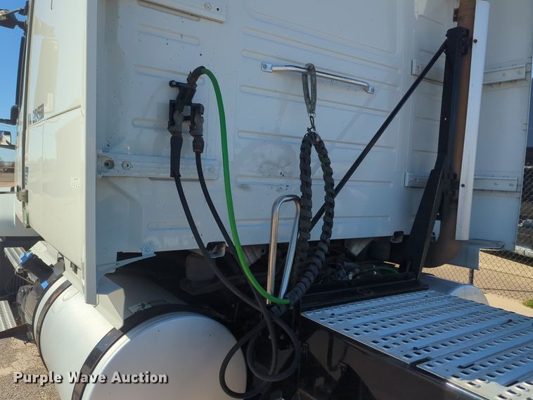 image for item NG9308 2016 Volvo  VNL semi truck