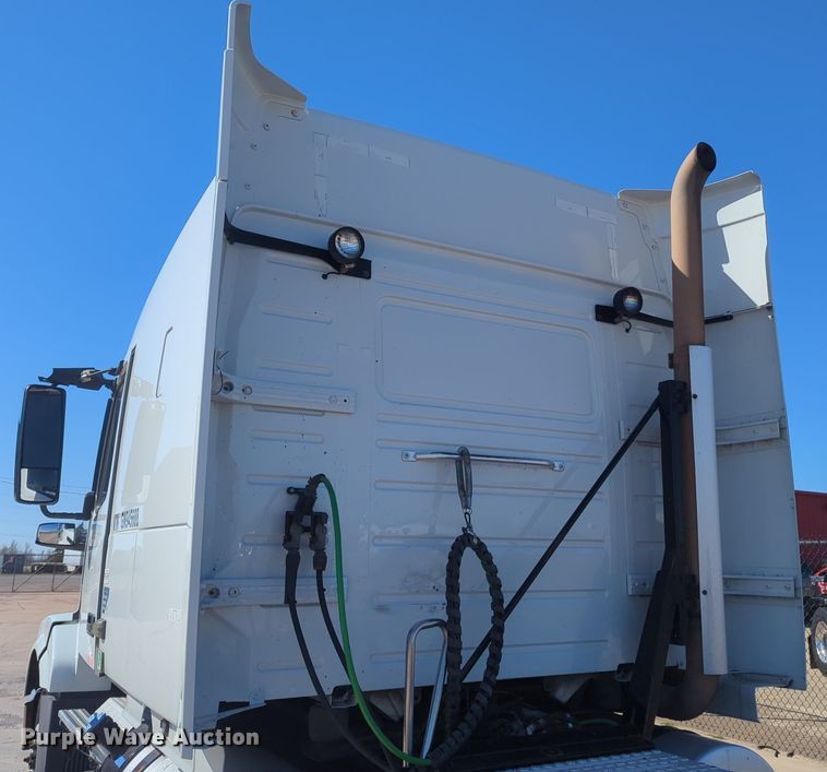 image for item NG9308 2016 Volvo  VNL semi truck