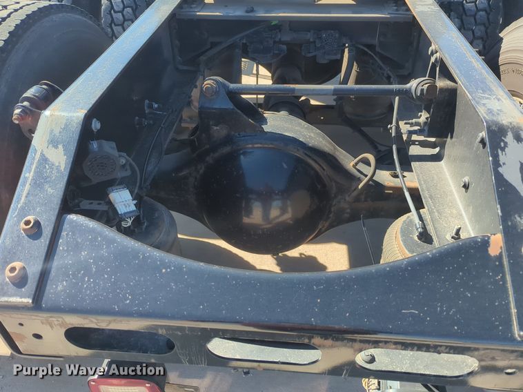 image for item NG9308 2016 Volvo  VNL semi truck