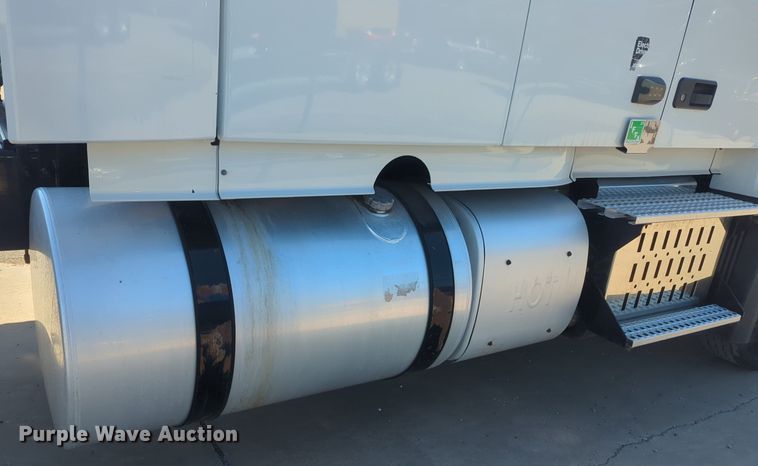 image for item NG9308 2016 Volvo  VNL semi truck