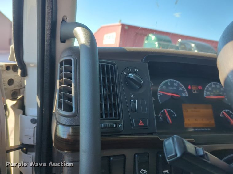 image for item NG9308 2016 Volvo  VNL semi truck