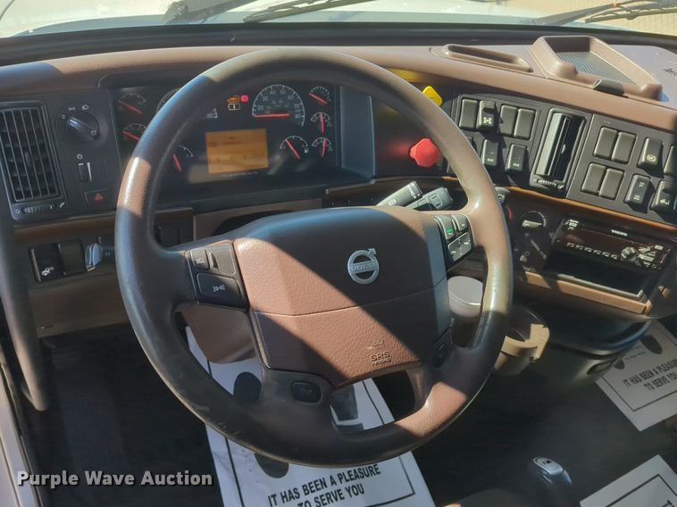 image for item NG9308 2016 Volvo  VNL semi truck