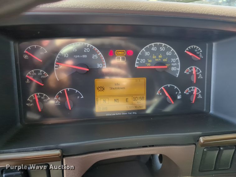 image for item NG9308 2016 Volvo  VNL semi truck