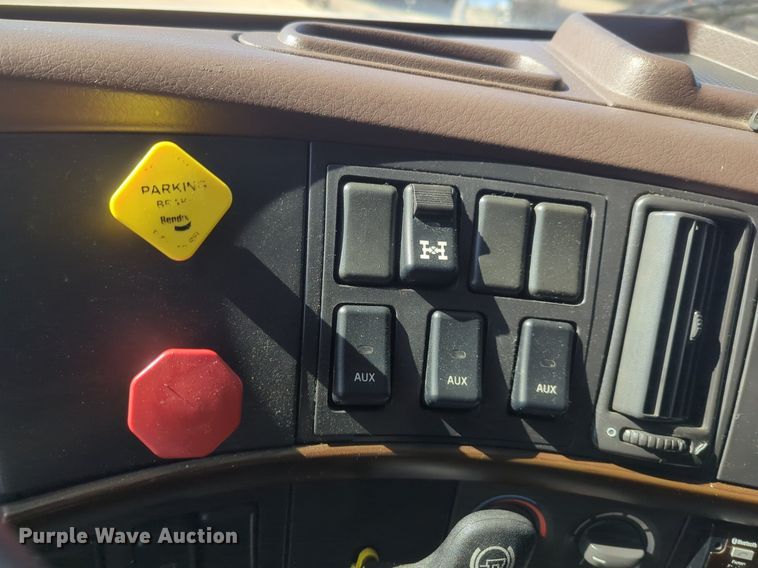 image for item NG9308 2016 Volvo  VNL semi truck