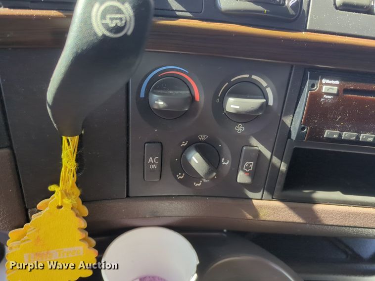 image for item NG9308 2016 Volvo  VNL semi truck