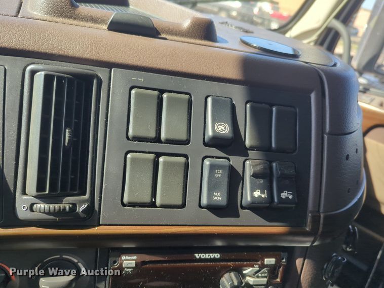 image for item NG9308 2016 Volvo  VNL semi truck