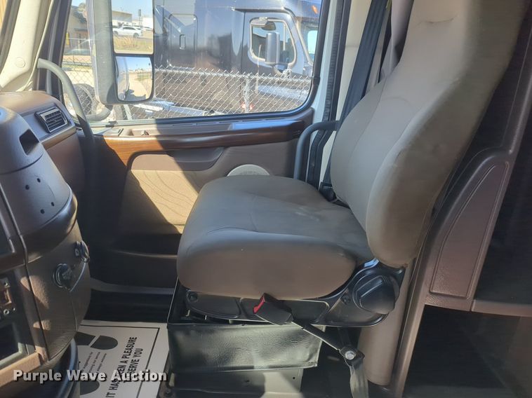 image for item NG9308 2016 Volvo  VNL semi truck