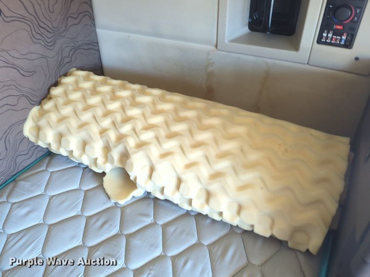 image for item NG9308 2016 Volvo  VNL semi truck