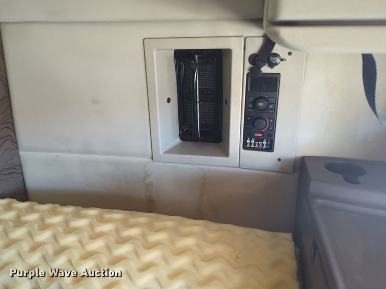 image for item NG9308 2016 Volvo  VNL semi truck