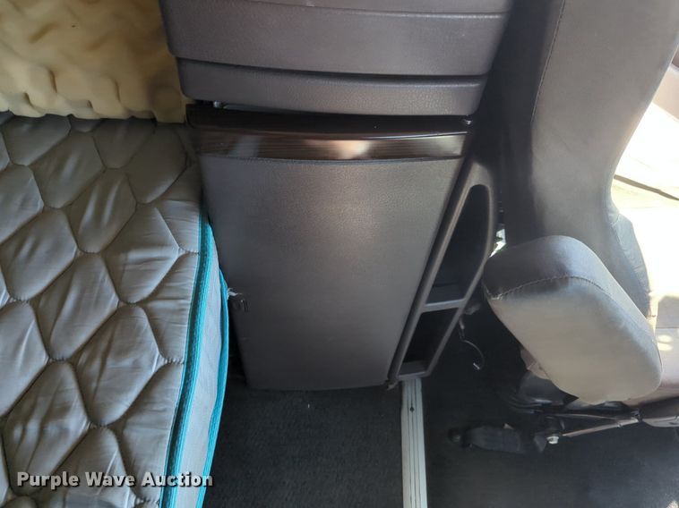 image for item NG9308 2016 Volvo  VNL semi truck