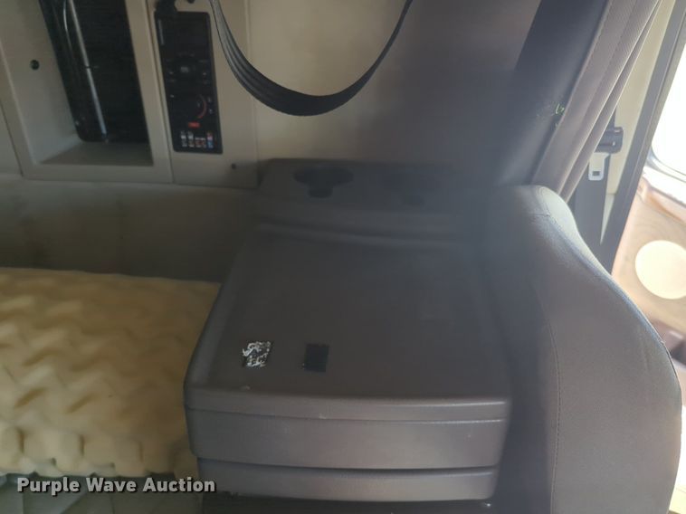 image for item NG9308 2016 Volvo  VNL semi truck