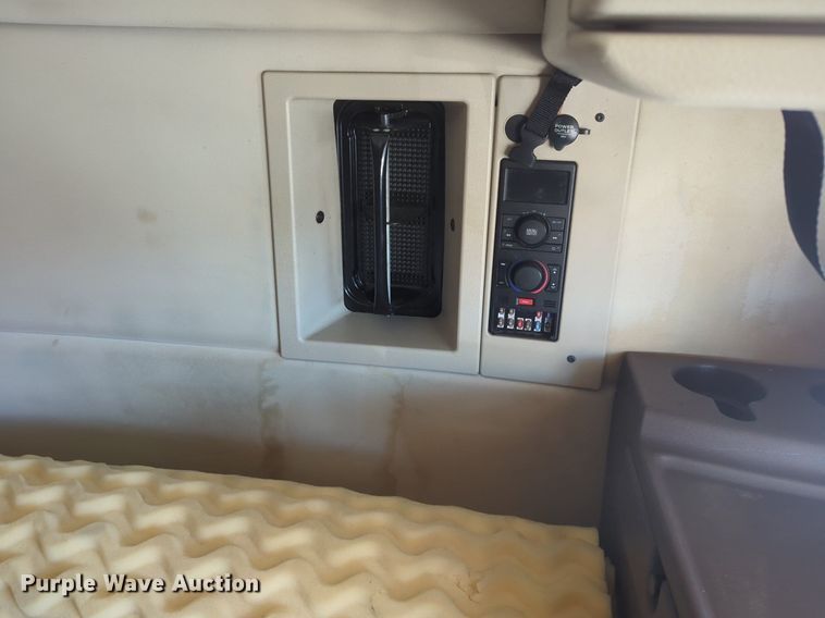 image for item NG9308 2016 Volvo  VNL semi truck