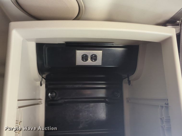 image for item NG9308 2016 Volvo  VNL semi truck