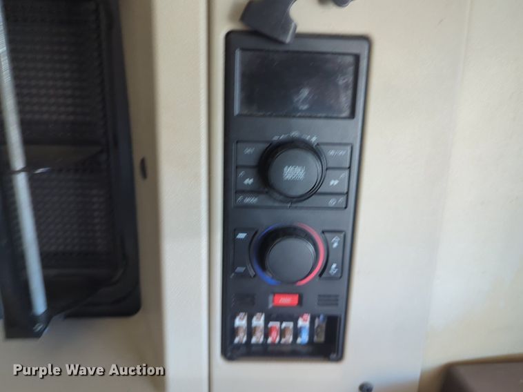 image for item NG9308 2016 Volvo  VNL semi truck