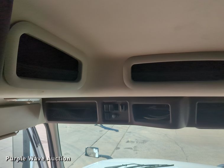 image for item NG9308 2016 Volvo  VNL semi truck