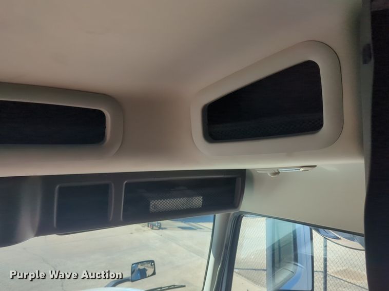 image for item NG9308 2016 Volvo  VNL semi truck