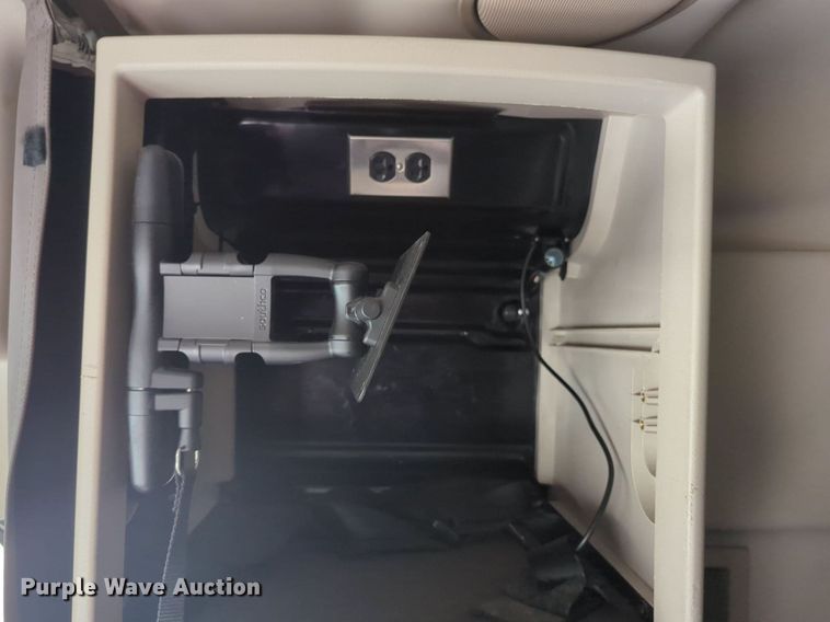 image for item NG9308 2016 Volvo  VNL semi truck