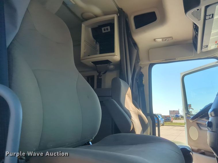 image for item NG9308 2016 Volvo  VNL semi truck