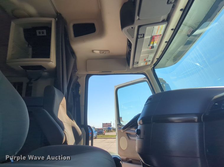 image for item NG9308 2016 Volvo  VNL semi truck