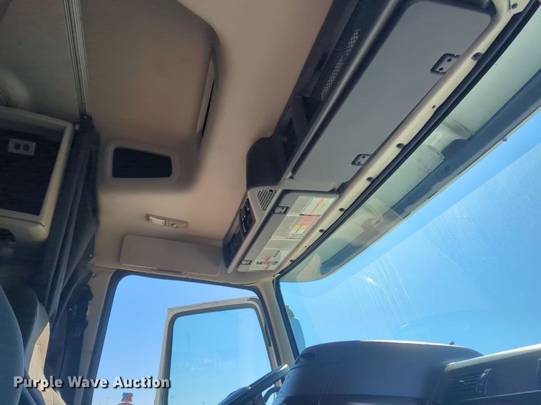 image for item NG9308 2016 Volvo  VNL semi truck