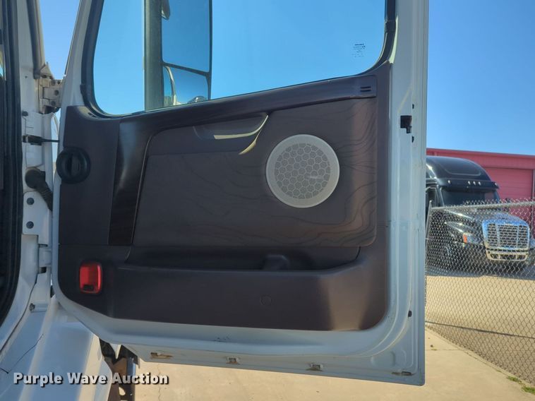 image for item NG9308 2016 Volvo  VNL semi truck