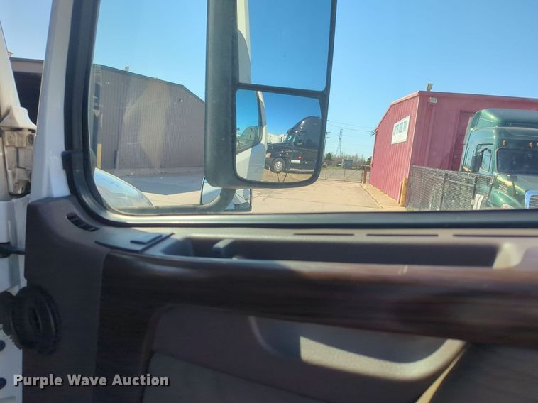 image for item NG9308 2016 Volvo  VNL semi truck