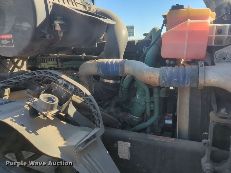 image for item NG9308 2016 Volvo  VNL semi truck