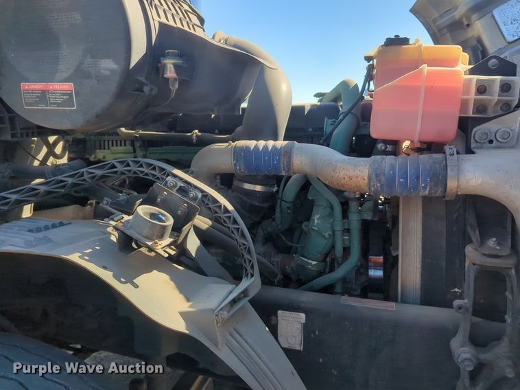 image for item NG9308 2016 Volvo  VNL semi truck