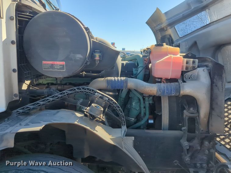 image for item NG9308 2016 Volvo  VNL semi truck