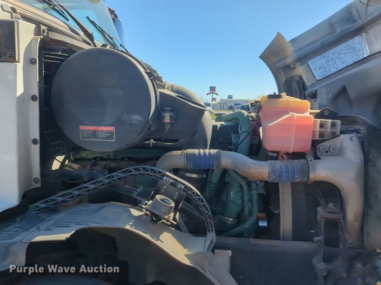 image for item NG9308 2016 Volvo  VNL semi truck