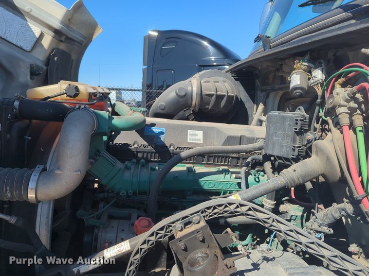 image for item NG9308 2016 Volvo  VNL semi truck