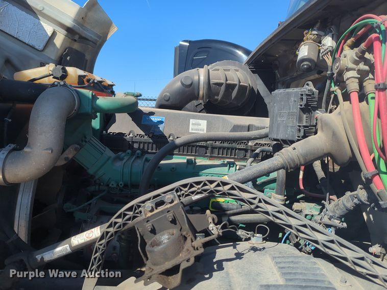 image for item NG9308 2016 Volvo  VNL semi truck