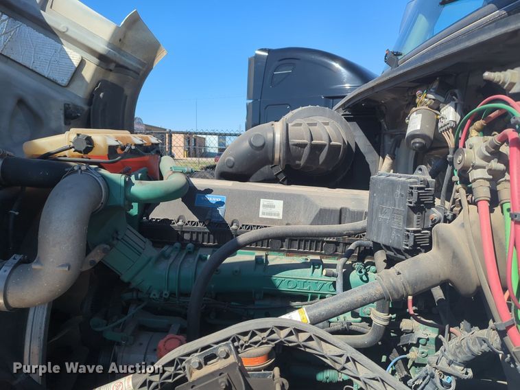 image for item NG9308 2016 Volvo  VNL semi truck