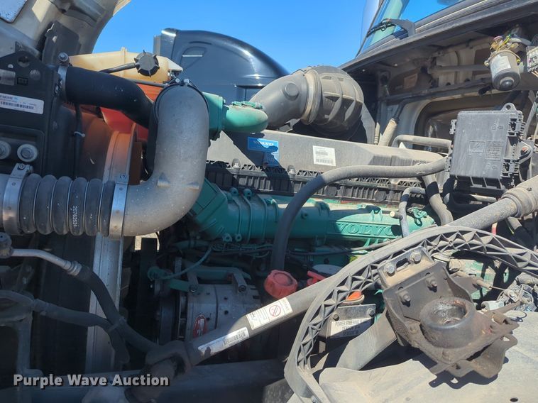 image for item NG9308 2016 Volvo  VNL semi truck