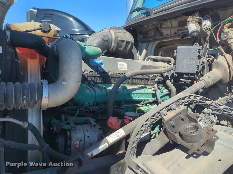 image for item NG9308 2016 Volvo  VNL semi truck