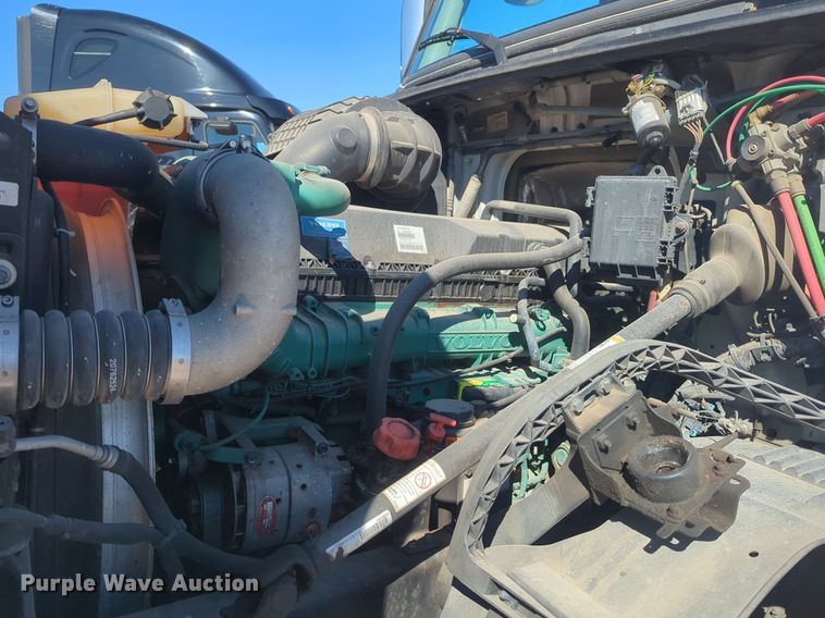 image for item NG9308 2016 Volvo  VNL semi truck