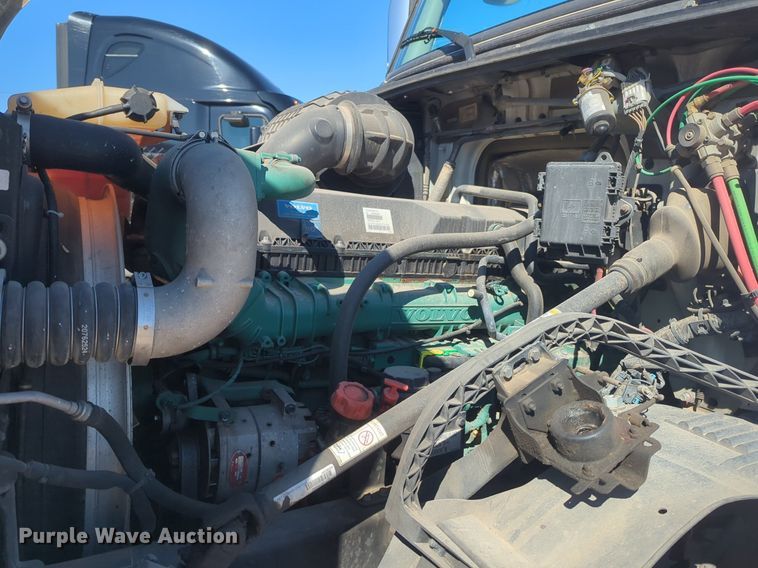 image for item NG9308 2016 Volvo  VNL semi truck