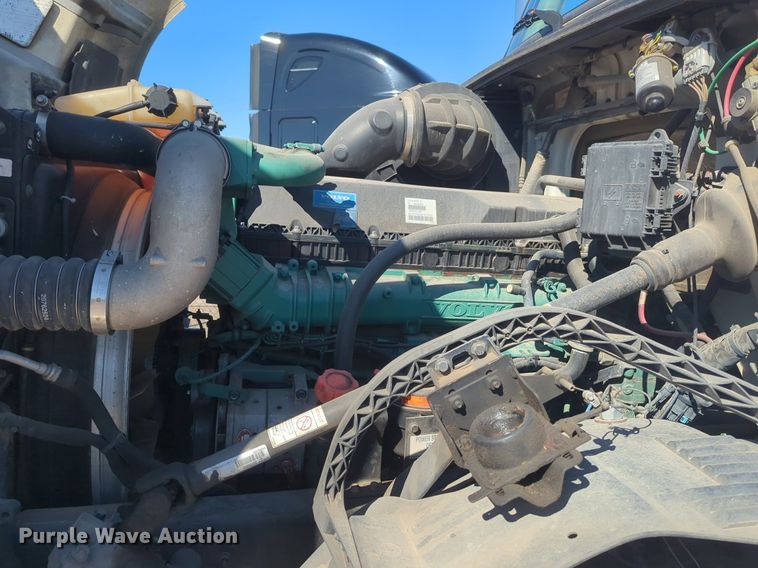 image for item NG9308 2016 Volvo  VNL semi truck