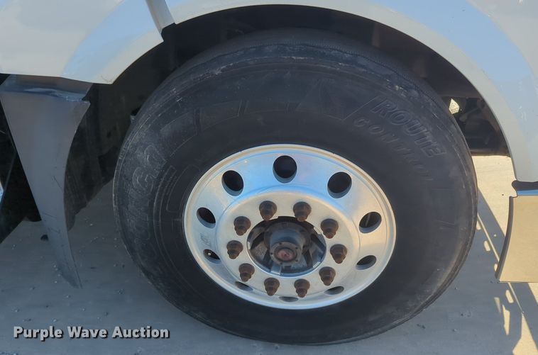 image for item NG9308 2016 Volvo  VNL semi truck