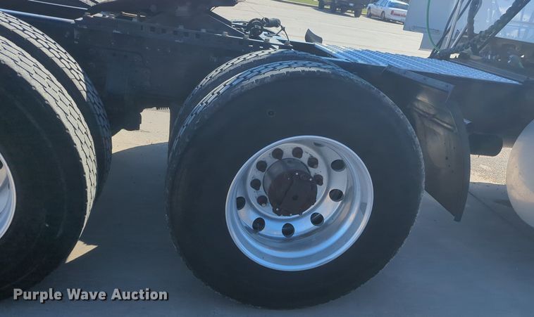 image for item NG9308 2016 Volvo  VNL semi truck