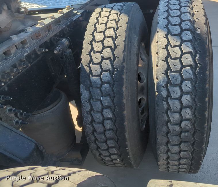 image for item NG9308 2016 Volvo  VNL semi truck