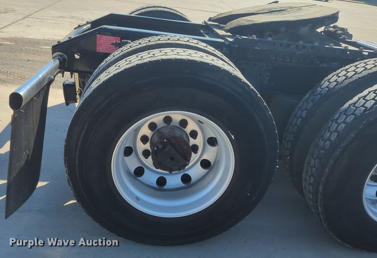 image for item NG9308 2016 Volvo  VNL semi truck