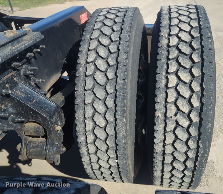 image for item NG9308 2016 Volvo  VNL semi truck