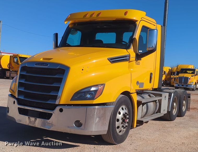 image for item NG9398 2020 Freightliner Cascadia 126 semi truck