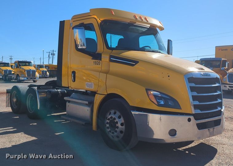 image for item NG9398 2020 Freightliner Cascadia 126 semi truck