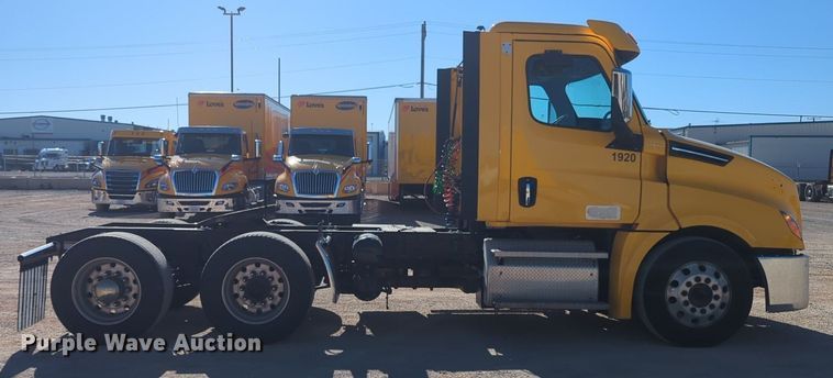 image for item NG9398 2020 Freightliner Cascadia 126 semi truck