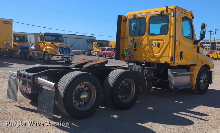 image for item NG9398 2020 Freightliner Cascadia 126 semi truck