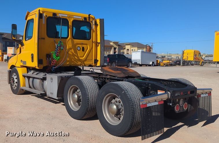 image for item NG9398 2020 Freightliner Cascadia 126 semi truck